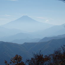 遠くに富士山が見える
