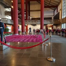 衛兵交代式待ちの人垣