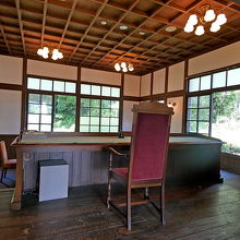 法廷裁判官側から