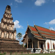 高さ21mの仏塔は趣きがあります