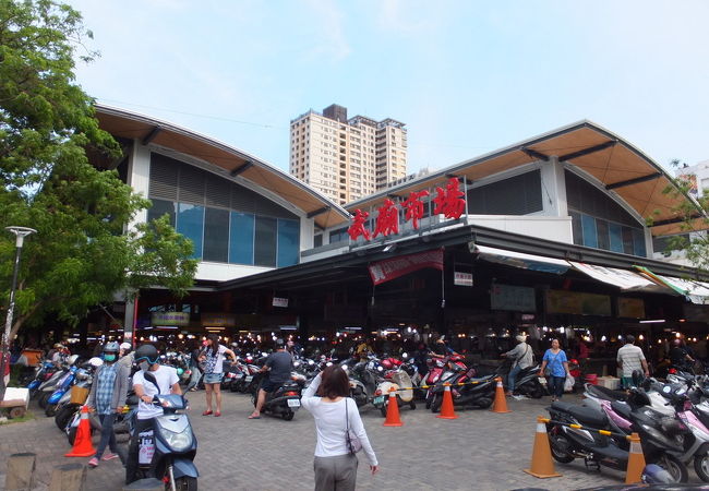 高雄関帝廟の対面にある市場