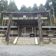鳥居付きの霊屋です