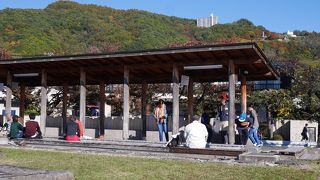 足湯につかってのんびりできます