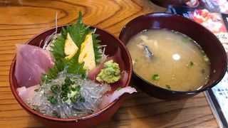 駅から近く海鮮丼が楽しめる
