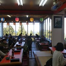 神社すぐ手前に商店街