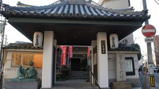 歌舞伎の一場面が門前横に