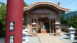 黒が濃いえんじ色の鳥居が目印です