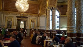 雰囲気最高ですが非常に混みあってます