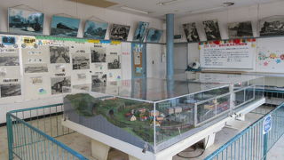 三輪車や補助輪付き自転車の練習ができます