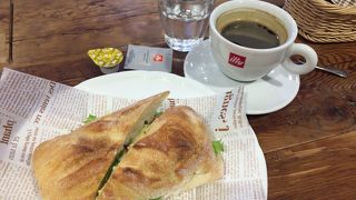 1階がパン屋さん、2階がカフェ