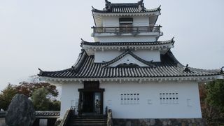 海と川に三方を囲まれた高台に立つ、見晴らし抜群のお城で、天守閣からは杵築の街並みや守江湾を一望できました。