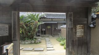 勘定場の坂を登ったすぐ左手にありました。