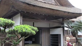 北台武家屋敷群にある邸宅で、情緒あふれる茅葺屋根や優雅な回遊式庭園などが残る、杵築随一の武家屋敷です。