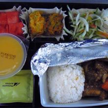 東南アジア航空会社の標準的な機内食メニューです。味はまあまあ