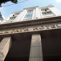 交差点の角にありますが、中は静かです。