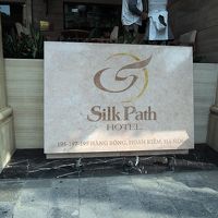 館内は禁煙で、外にタバコが吸えるテーブルといすがあります。