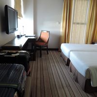 スーツケースが２個、楽に広げられます。