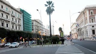 新市街東側を南北に走る大通り、コルソ カヴール