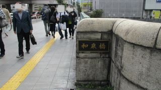 柳原土手跡や柳並木の柳原通りは風情があります