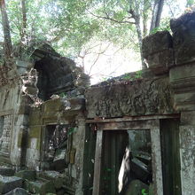 天井がくずれている回廊