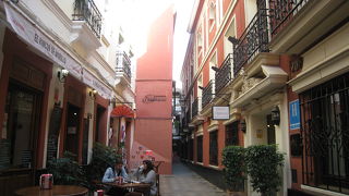 白い家が並ぶ迷路のような『サンタ・クルス街』