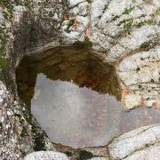 数十万年以上かかってできた岩の穴