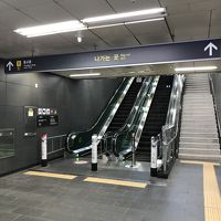 「弘大入口」駅5番出口エスカレーターを上がった右にある建物