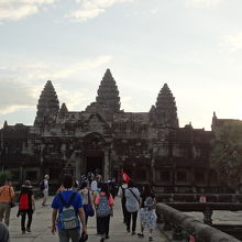 アンコールワットを正面から