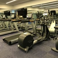 16階にコンパクトなジムがある。プールはなし