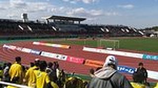 陸上競技場だから仕方ない