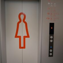 男女別々の専用エレベーター