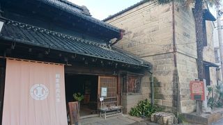 川沿いの古い建物