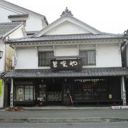 創業は江戸時代中期という老舗の店内には、江戸時代から伝わる大小の茶壺や、茶臼、天秤などが飾られ、歴史の深さを偲ばせています。