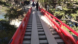 小さな島にあり、参拝時間はかかりません