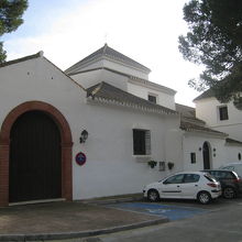 白い建物の清楚な教会。