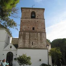 茶色の鐘楼を持つ教会です。