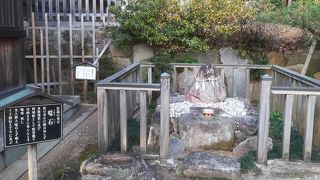 境内にうなり石