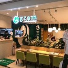 お店は駅ビルの一階にあります