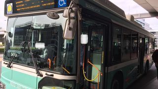 国際線ターミナルのシャトルバス乗り場は１階０番