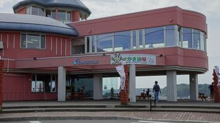 高台にある新しい施設