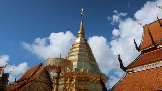 金色の仏塔がまぶしいお寺です