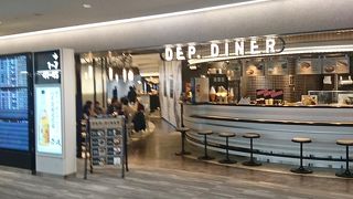 空港ゲート内のフードコート