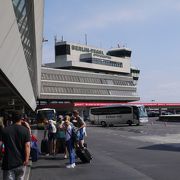 首都の空港にしてはしょぼい