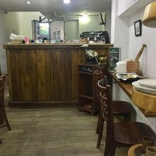 ウッディな店内