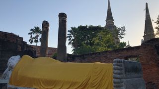 瞑想の場の小さな涅槃像