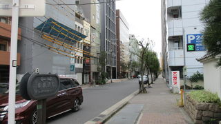 柳の木が静かな下町雰囲気を味わえます。