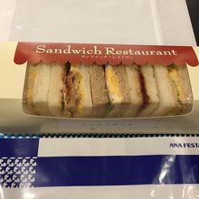 こんな小さなサンドイッチが540円（購入品）