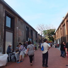 倉庫街　いろいろなお店が