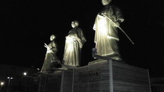 三志士像のある駅前広場