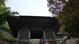 立石寺山中の仁王門